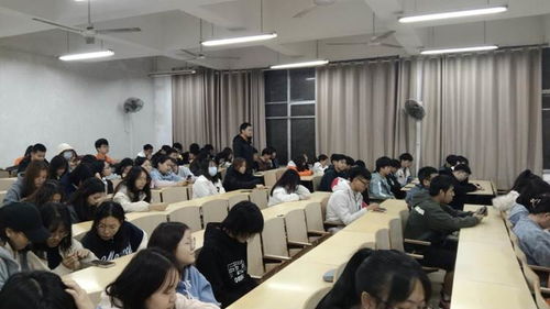 商貿與法律學院掀起學習黨的十九屆六中全會精神熱潮